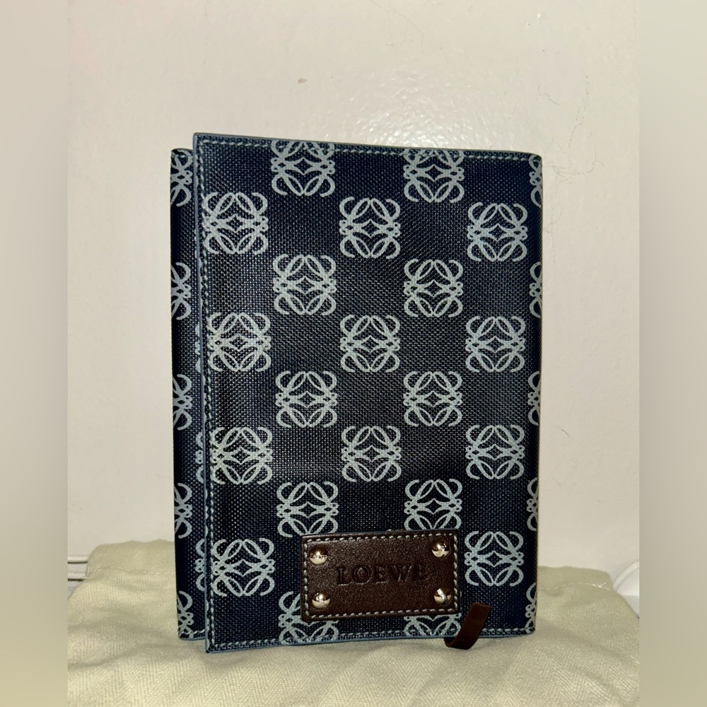 Loewe Pristine Passport Holder/cluch/Notebook/etc.  Look at her corners!